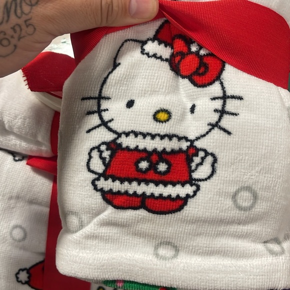 BN hello kitty Xmas shower curtain w/2 pack HK hand towels and soap dispenser - Picture 4 of 5